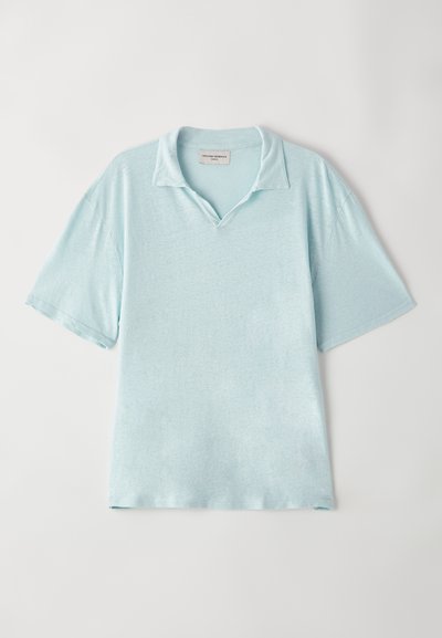 Camisa polo de manga curta azul clara com colarinho e um corte descontraído. Tecido suave e texturizado com um padrão heather subtil.