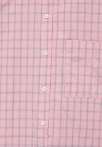 Chemise rose avec motif à carreaux verts et blancs, boutons sur le devant et une poche poitrine sur le côté droit.
