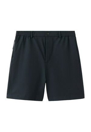 Pantalones cortos negros a medida con cintura elástica, trabillas para cinturón, cierre frontal con botones y bolsillo lateral con cremallera en el lado izquierdo.