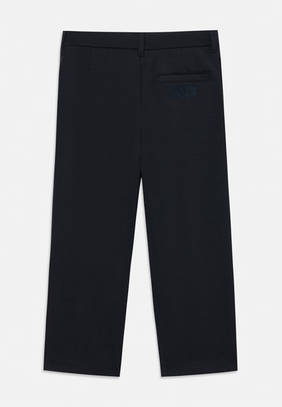 Pantaloni bleumarin cu croială dreaptă, cu bucle pentru curea, un buzunar spate cu margine și un mic detaliu dreptunghiular aplicat.