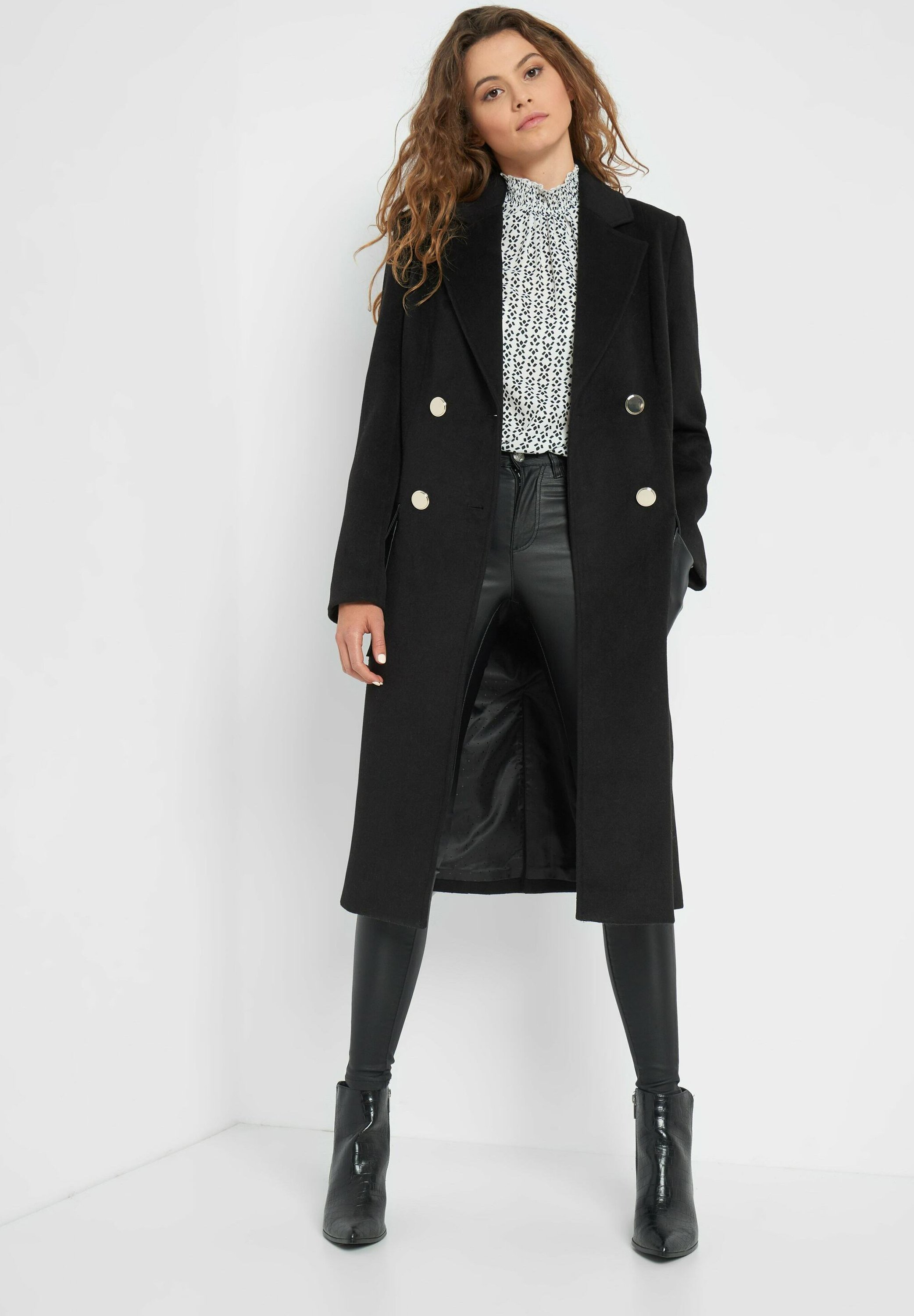 schwarzer stoffmantel