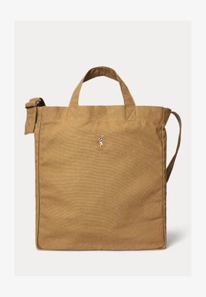 Borsa tote in tela marrone con manici corti, tracolla regolabile e piccolo logo ricamato di un giocatore di polo al centro anteriore.