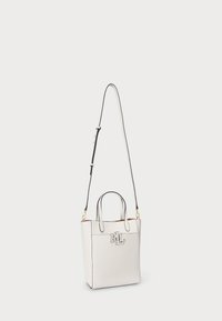 Bolsa tote de couro branca com superfície texturizada, detalhes em preto, acessórios em dourado, alças curtas e uma alça de ombro removível. Apresenta logo em relevo.
