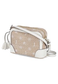 Vävd halmsidig väska i beige med vita läderdetaljer, har en dragkedjestängning och en dekorativ tofs. Blommiga och logotypsmönster synliga.