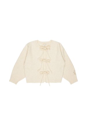Langärmeliger, cremefarbener Strickpullover mit drei vorne gebundenen Schleifen und einem kleinen bestickten Design am linken Ärmel.