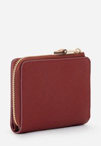 Portafoglio bordeaux con cerniera realizzato in materiale sintetico strutturato; presenta una cerniera color oro e una forma rettangolare compatta.