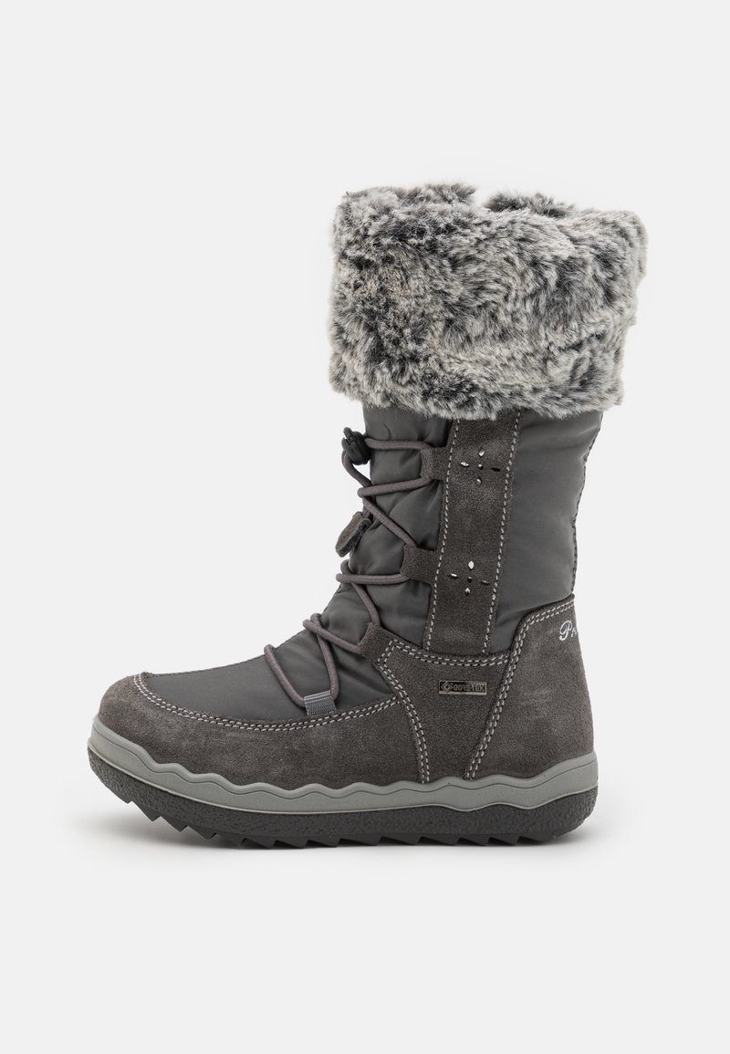 Bota de invierno gris impermeable con cuello de pelo sintético, cierre de cordones, parte superior texturizada y suela de goma en contraste con un patrón de zigzag.