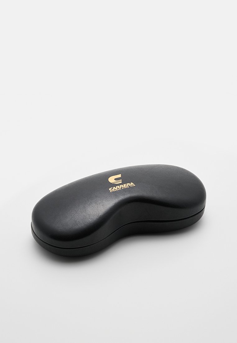 Étui à lunettes en cuir noir avec une forme courbée et un logo "Carrera" doré sur le devant, présentant une texture lisse et un fermoir sécurisé.