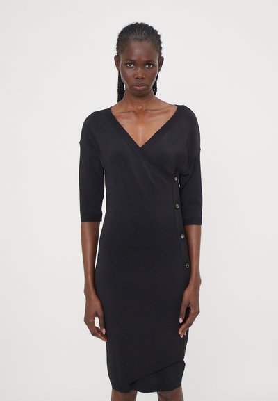 Schwarzes Wickelkleid aus glattem Stoff mit einem V-Ausschnitt, Dreiviertelärmeln und dekorativen Knöpfen an der Seite.