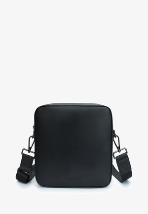Borsa a tracolla nera e quadrata realizzata in pelle liscia, con tracolla removibile e logo minimalista impresso sul davanti.