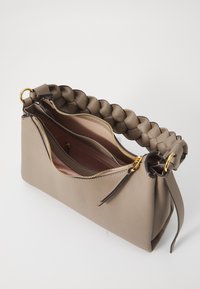 Borsa in pelle beige con manico intrecciato. Presenta una chiusura a zip, tasche interne e un'esterno liscio e testurizzato.