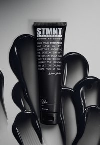 Svart gel-tub med vit text och lock med klaff, placerad på en blank, mörk yta. Produkten är märkt "GEL" 150 ml.