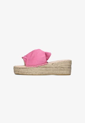 Roze suede instappers met een geknoopte design, voorzien van een jute-wikkelde wiggenzool en een vlakke plateau voor extra comfort.