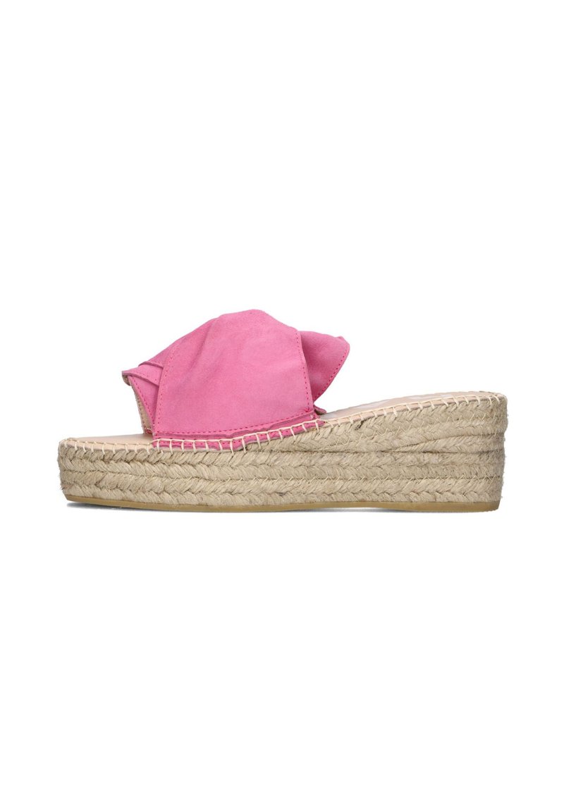 Roze suede instappers met een geknoopte design, voorzien van een jute-wikkelde wiggenzool en een vlakke plateau voor extra comfort.