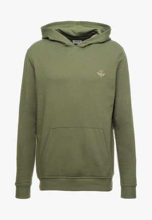 Olivegrüner Hoodie mit einer Fronttasche, verstellbarem Kordelzug an der Kapuze und einem kleinen goldenen Emblem auf der Brust. Weicher Stoff, gerippte Bündchen.