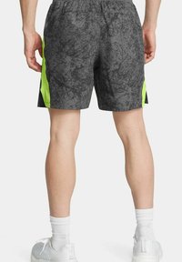 Pantalones cortos deportivos grises con un patrón texturizado, con brillantes acentos verdes en los laterales, cinturilla elástica y un corte holgado por encima de la rodilla.