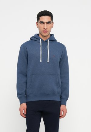 Navyblaues Hoodie aus weichem Stoff, mit einer Fronttasche, Kordelzügen und einem kleinen Logo auf der Brust. Gerippte Bündchen und Saum.