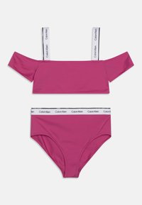 Rózsaszín bikiniszett, amely off-the-shoulder felsőr�észből áll, kontrasztos márkás pántokkal, és magas derekú alsórészből, márkás derékpánttal.