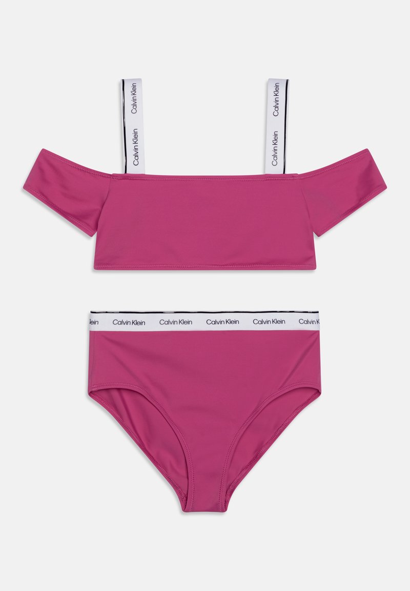 Rózsaszín bikiniszett, amely off-the-shoulder felsőrészből áll, kontrasztos márkás pántokkal, és magas derekú alsórészből, márkás derékpánttal.