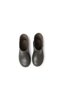 Gröna gummistövlar vid ankeln med rundade tår och texturerad insida. Slät utsida utan synlig hårdvara eller mönster.