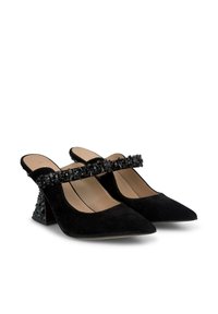 Scarpe slingback in suede nero con punta affilata, una fibbia decorativa in perline nere e un tacco a blocco testurizzato. Soletta liscia beige.