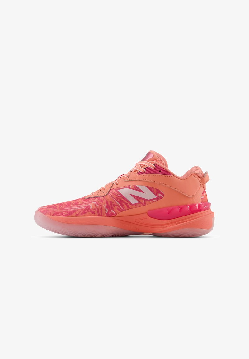 Chaussures de sport présentant un schéma de couleurs vibrant rose et corail, une tige texturée, une semelle en caoutchouc et un logo blanc proéminent sur le côté.