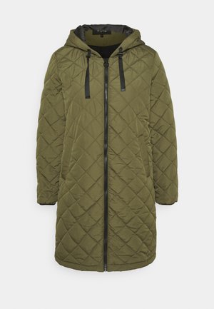 Manteau long matelassé vert olive avec capuche, comportant une fermeture éclair à l'avant, un cordon de serrage et des accents noirs sur la capuche et la fermeture.
