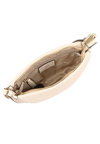 Perzikkleurige leren handtas met gouden hardware, ritssluiting en tan binnenvoering; het interieur bevat een label en compartimenten voor organisatie.