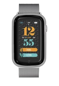 Smartwatch con un touchscreen rettangolare nero, che mostra l'orario e le statistiche delle attività in arancione e verde acqua su uno sfondo a motivi. Bracciale in rete metallica argento.