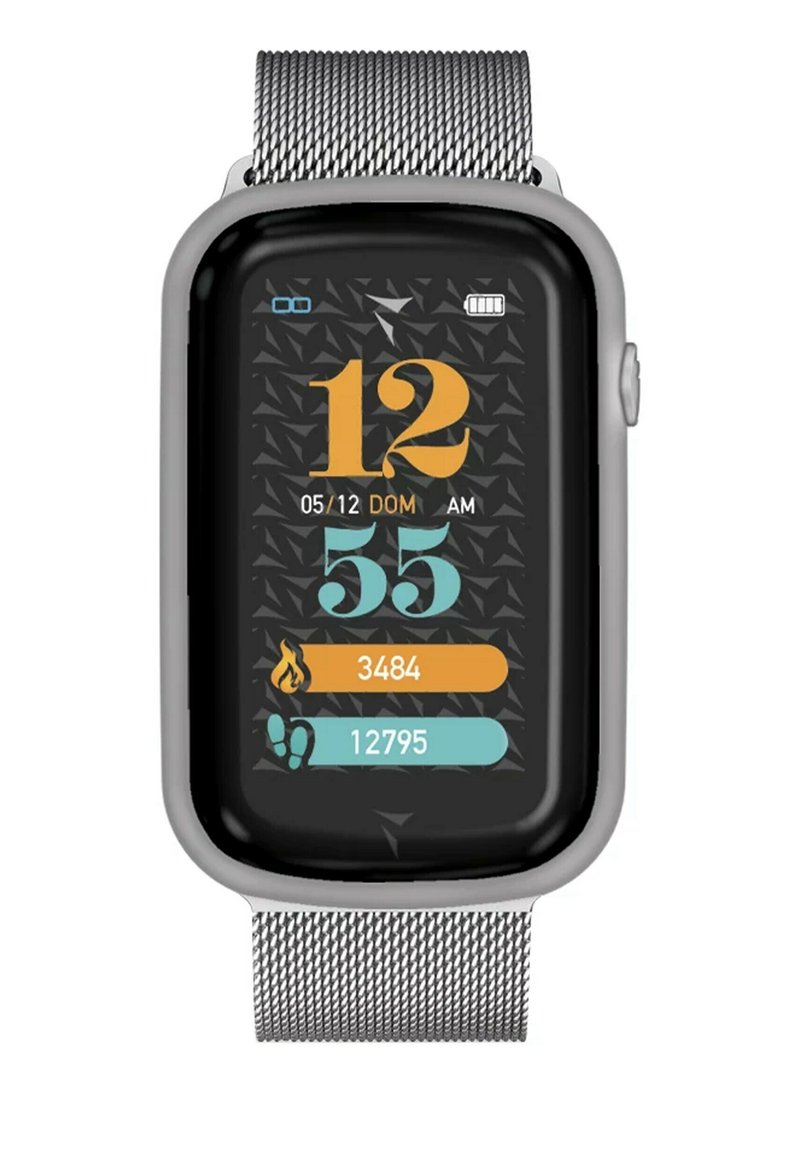Smartwatch con un touchscreen rettangolare nero, che mostra l'orario e le statistiche delle attività in arancione e verde acqua su uno sfondo a motivi. Bracciale in rete metallica argento.