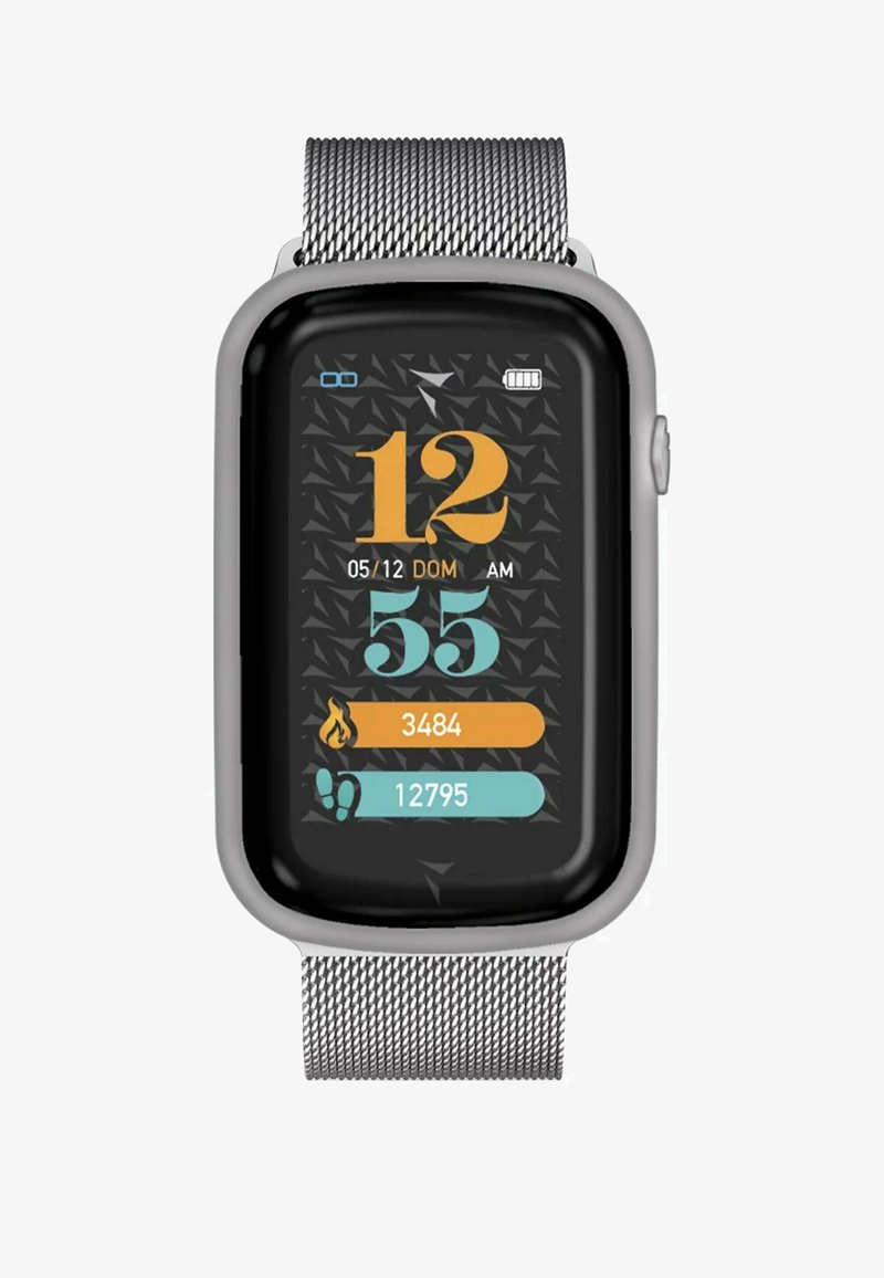 Montre intelligente avec un écran tactile rectangulaire noir, affichant l'heure et les statistiques d'activité en orange et turquoise sur un fond à motifs. Bracelet en maille métallique argenté.