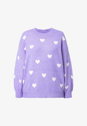 Suéter lavanda hecho de material suave, con patrones de corazones blancos, cuello y puños acanalados, de corte relajado y hombros caídos.