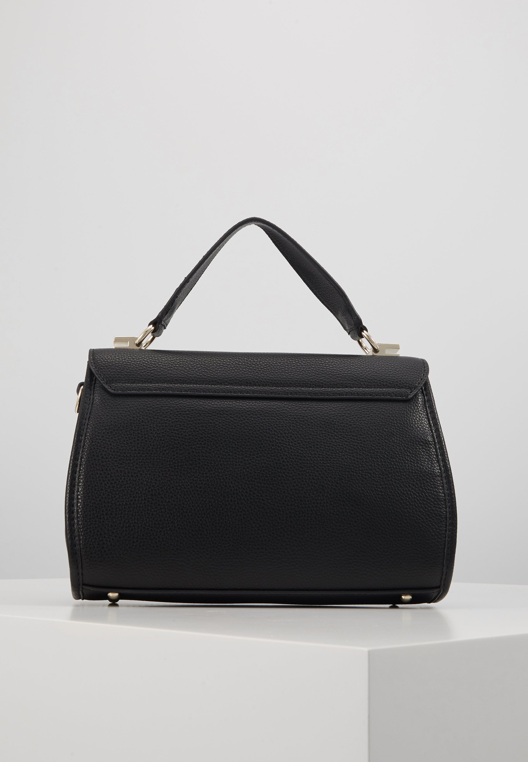 Guess LIAS TOP HANDLE FLAP Håndveske black Zalando.no Guess LIAS TOP HANDLE FLAP Håndveske white Zalando.no