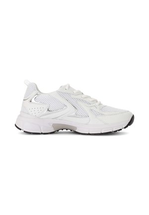 Weißer sportlicher Sneaker mit Mesh-Einsätzen, Schnürung vorne, dicker Sohle und schwarzer Laufsohle, seitlich auf weißem Hintergrund gezeigt.