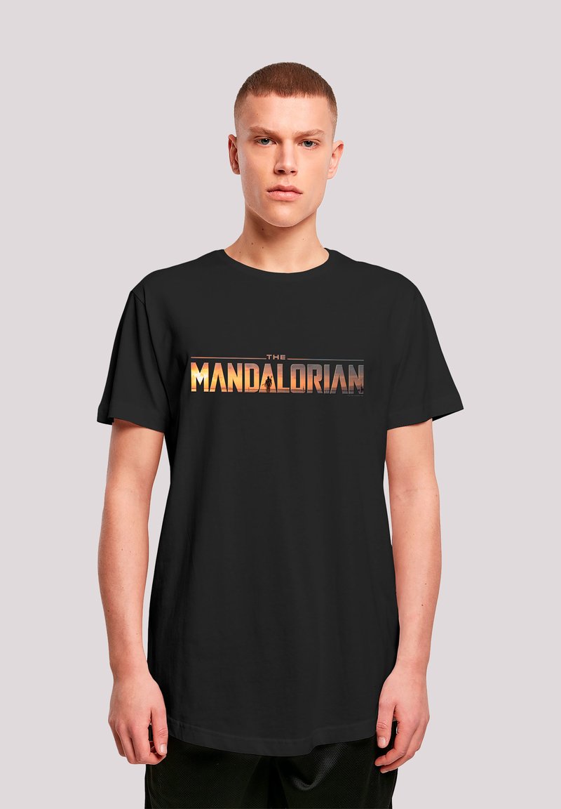 Svart bomull t-skjorte med "THE MANDALORIAN" i en flerfarget skrift, plassert over brystet, med en klassisk rund halsdesign.