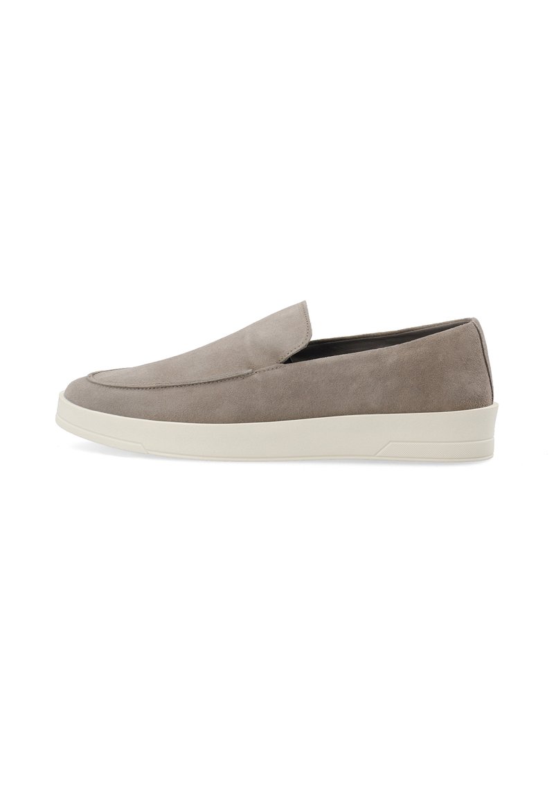 Grå ruskind slip-on sko med en flad hvid gummisål, der har et enkelt design og en rund tå med minimale syninger.