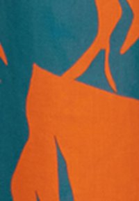 Tessuto astratto con motivi arancioni e teal, caratterizzato da forme e linee audaci. Il tessuto appare liscio con una finitura opaca.
