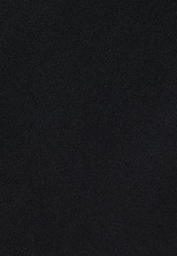 Texture de tissu noir avec une finition lisse, une couleur uniforme et un subtil éclat, adapté à diverses applications et vêtements.