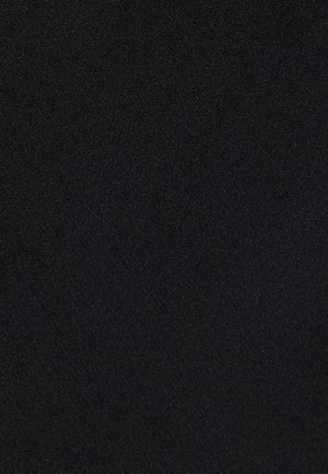 Czarna tkanina o gładkiej powierzchni, jednolitym kolorze i subtelnym połysku, odpowiednia do różnych zastosowań i odzieży.