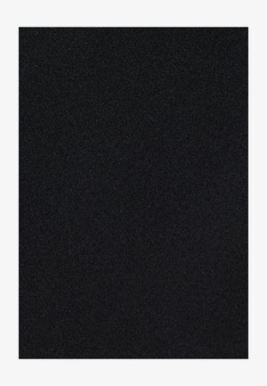 Czarna tkanina o gładkiej powierzchni, jednolitym kolorze i subtelnym połysku, odpowiednia do różnych zastosowań i odzieży.