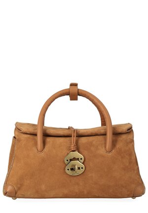 Borsa a tracolla in camoscio color cuoio con manici arrotondati in pelle e chiusura centrale con serratura in ottone su sfondo bianco.