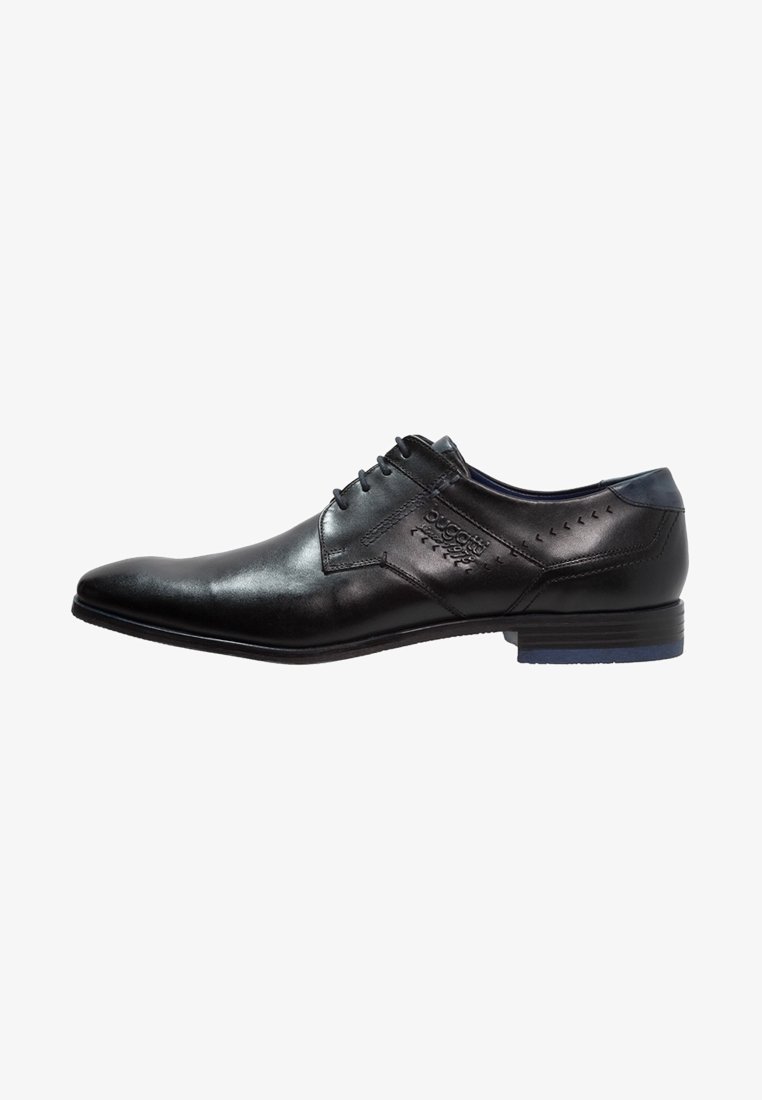 Chaussure habillée pour homme en cuir noir avec fermeture à lacets, bout pointu, détails cousus et petit talon empilé.