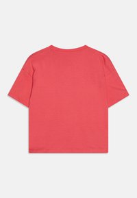 Koral farge t-skjorte med korte ermer, laget av myk stoff. Har en klassisk rund hals og en avslappet passform uten synlige logoer eller mønstre.