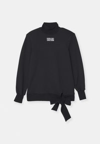 Sudadera negra con cuello alto, mangas largas y un acento anudado en la parte inferior. Presenta el texto del logo en blanco "VERSACE JEANS COUTURE."