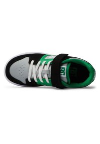 Sapatilhas pretas, verdes e cinzas com um upper em couro e camurça suave, atacadores brancos e uma tira de velcro na região do meio do pé.
