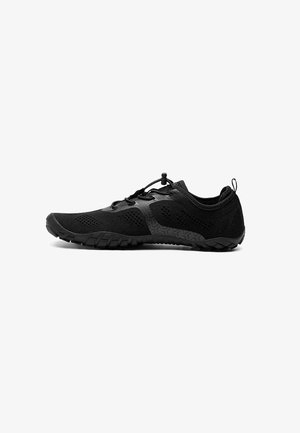 Zapato deportivo ligero negro con malla transpirable, suela flexible y sistema de cordones elástico con tope, diseñado para actividades acuáticas y de senderismo.