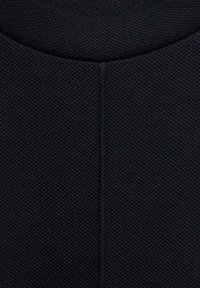 Tessuto nero testurizzato con un motivo sottile, caratterizzato da uno scollo liscio e dettagli delle cuciture verticali, che enfatizzano un design strutturato.