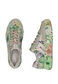 Baskets à motif floral avec une tige texturée vert et beige, ornées d'accents métalliques, de lacets décoratifs et d'une semelle robuste.