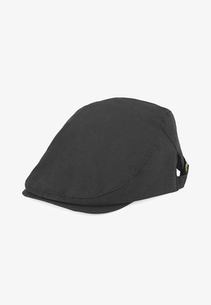 Gorra negra con forma redondeada, hecha de tela suave. Presenta una textura lisa, visera curva y una sutil correa ajustable lateral.