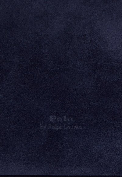 Tamsiai mėlynas zomšos audinys su minkšta tekstūra, apačioje išgožtas tekstas „Polo by Ralph Lauren“. Minimalistinis dizainas, be papildomų raštų.